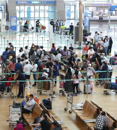 지난해 7월 28일 오후 인천국제공항 출국장이 몽골행 여객기 탑승자들로 붐비고 있다. 사진=연합뉴스