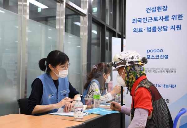 포스코건설이 지난 26일 인천십정2구역 건설현장에서 외국인근로자에게 의료 봉사활동을 펼치고 있다.