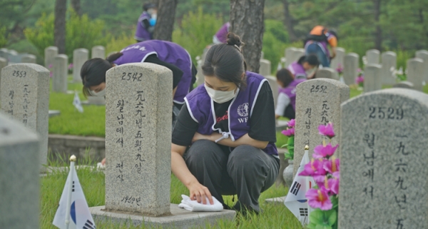 ◆ 세계평화여성연합 서울·인천지구 회원 200여명은 6월 호국보훈의 달을 맞아 국립서울현충원에서 봉사활동을 펼쳤다.