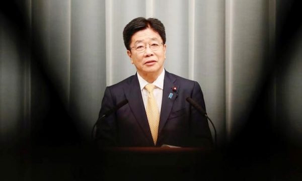 ▲일본 가토 가쓰노부 관방장관이 새 각료 명단을 발표하고 있다(2021.01.05)(Reuters)
