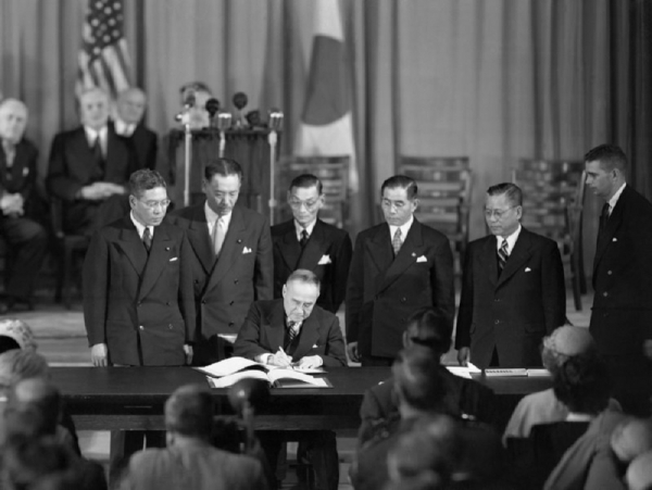 ▲샌프란시스코조약(대일본강화조약)에 서명하는 일본 시게루 요시다 총리. 52개 참여국 중 49개국이 조약문에 서명했다(1951.09.08) (japansociety.org)