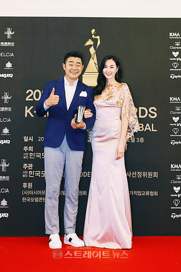 ▲ ‘2021 K-Model Awards with AMF Global’ 사회를 맡은 김기욱, 김태연이 포토타임을 갖고 있다. / 양용은 기자 taeji1368@naver.com