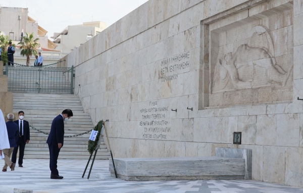 박병석  의장은 방문단과 함께 이날 오전 아테네 신티그마 광장에 있는 무명용사비를 첮아 헌화하고 있다.(사진=국회)