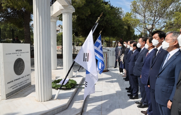 박병석 의장은 방문단과 함께 이날 오전  파파고스시에 있는 한국전 참전기념비를 찾아 헌화하고 있다.(사진=국회)