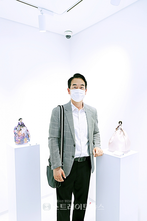 ▲ ‘한복, 오늘을 살다’展에서 한빛단 김두천 단장이 포토타임을 갖고 있다. / 양용은 기자 taeji1368@naver.com