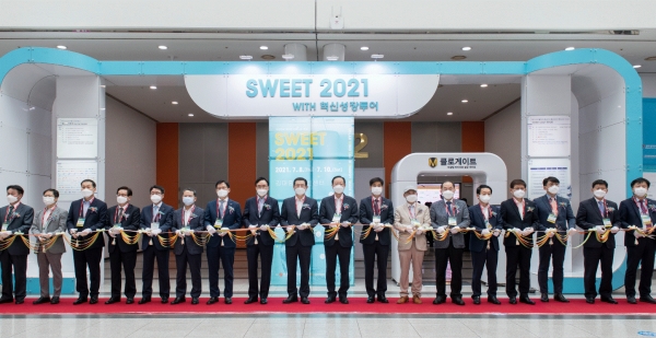 7월8일 한국중부발전 김호빈 사장이 광주 김대중컨벤션센터에서 열린 ‘SWEET 2021’ 신재생에너지 전시회 개막식에서 내빈들과 테이프커팅을 하고 있다. (사진=한국중부발전)