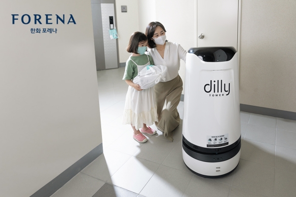‘한화 포레나 영등포’에서 국내최초 아파트 로봇배달 서비스를 제공하고 있다.