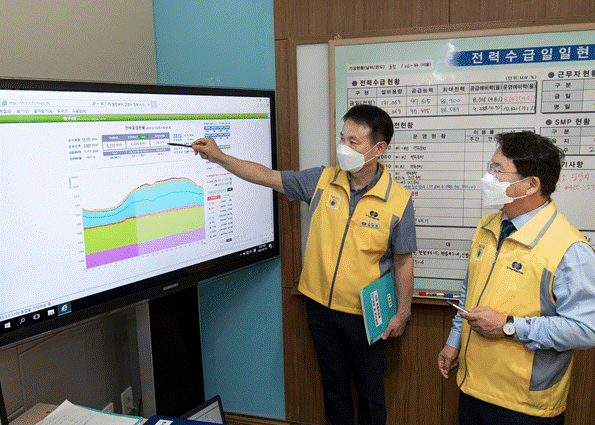 한국남부발전 이승우 사장(오른쪽)이 전력수급 상황에 대해 보고받고 있다. (사진=한국남부발전)