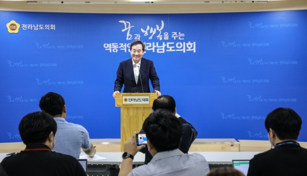 이낙연 후보가  15일 오후 전남도청 및 도의회 출입기자실을 방문, 가자단과의 접촉을 이어가고 있다.(사진=이낙연 후보실)