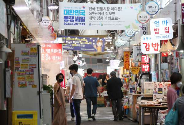 수도권에서 사회적 거리두기 4단계가 시행되면서 대형마트와 온라인 쇼핑몰에서 라면과 생수, 가정간편식 등 먹거리를 중심으로 매출이 늘어난 것으로 나타났다. 그러나 비대면 수요가 확대되면서 식당가 등 골목상권 매출은 더욱 줄어든 것으로 나타났다. 사진은 서울 종로구 통인시장 모습. 연합뉴스