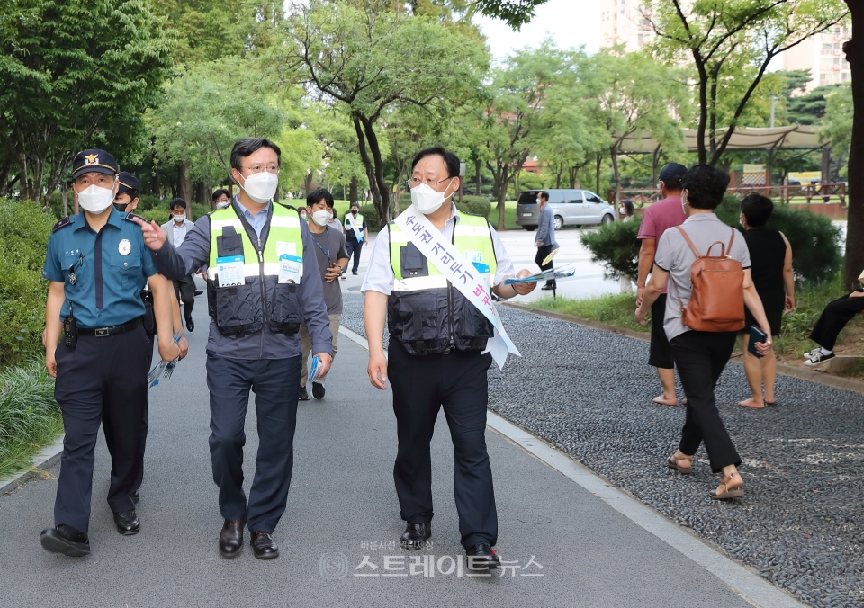 ▲ 채현일 영등포구청장, 민관 합동 순찰단과 방역수칙 준수 점검 / 사진제공= 영등포구청