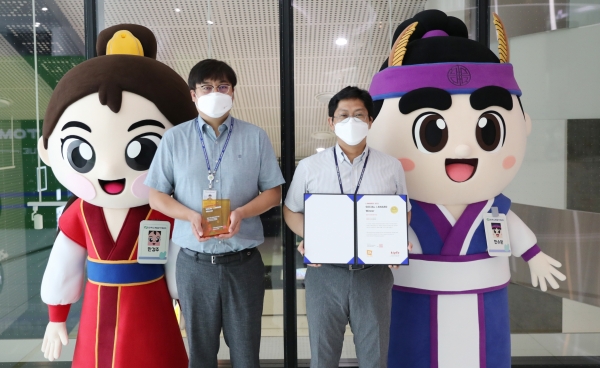 한수원이 소셜아이어워드 공공기관 유튜브 부문에서 2년 연속 대상을 수상 했다(왼쪽부터 한수원 홍보실 기업홍보부 신성웅 차장, 이재행 부장)