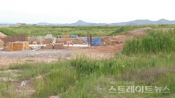 ◇남악로에서 바라본 '남악신도시 오룡지구 중흥S-클래스 에듀파크' 부지 및 주변. 오룡지구 중 남악로의 남쪽은 아직 토지 조성 단계로, '남악신도시 오룡지구 중흥S-클래스 에듀파크' 현장은 물론 그 주변도 직접 갈 수가 없다. (사진=이준혁 기자)