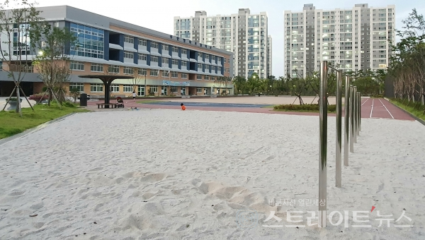 ◇'남악신도시 오룡지구 중흥S-클래스 에듀파크' 인근에 학교가 제때 개교하지 않을 경우 아파트에 사는 어린이들이 배정받을 초등학교인 무안행복초등학교. 학교에는 별도 건물에 부설유치원이 설치돼 있다. (사진=이준혁 기자)
