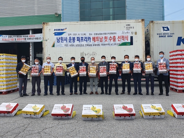 NH농협무역이 12일 남원 운봉농협 농산물산지유통센터에서 국내 최초로 베트남에 파프리카를 수출하기 위한 선적식을 가졌다. (사진 왼쪽 다섯번째부터) NH농협무역 김재기 대표이사, 이수원 운봉파프리카작목회장, 서영교 운봉농협 조합장(제공=NH농협)