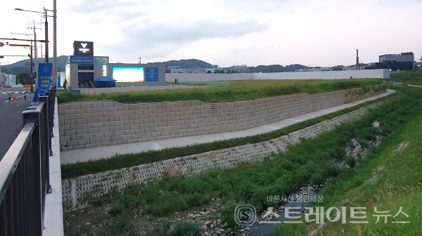 ◇충남 천안시 차암동의 아파트 단지 '스마일시티'('e편한세상 스마일시티 2차', '천안스마일시티 효성해링턴플레이스')의 경계서 바라보는 아산시 음봉면 산동리의 '아산 한라비발디 스마트밸리' 공사현장 및 견본주택. 견본주택의 자리는 초등학교가 지어질 곳이다. (사진=이준혁 기자)