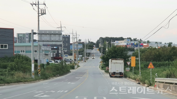 ◇'아산 한라비발디 스마트밸리' 아파트 서쪽의 도로인 산동로(지방도 624호). 남→북 구도로써 촬영했다. (사진=이준혁 기자)