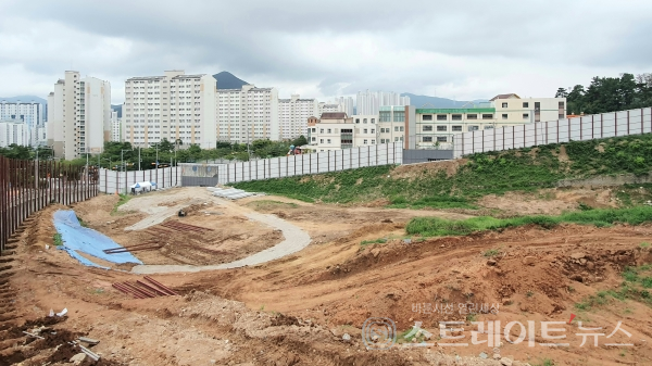 ◇'양산 평산 코아루 에듀포레' 공사현장 북서쪽에서 바라보는 현장. 고도는 북서쪽이 높고 남동쪽이 낮다. (사진=이준혁 기자)