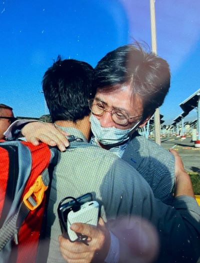 카불로 복귀하여 이송 지원을 돕고 있는 김일응 주아프가니스탄 공사참사관이 카불 공항에서 다시 만난 대사관 현지인 직원과 포옹하는 장면(사진=청와대)