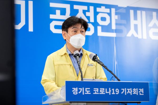 류영철 보건건강국장은 31일 정례브리핑을 경기도청에서 열고 브리핑을 진행 중이다. 사진=경기도 제공