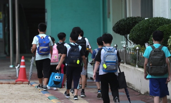 2학기 개학을 시작한 지난 1일 오전 부산 남구 우암초등학교 학생들이 등교하고 있다. 사진=연합뉴스