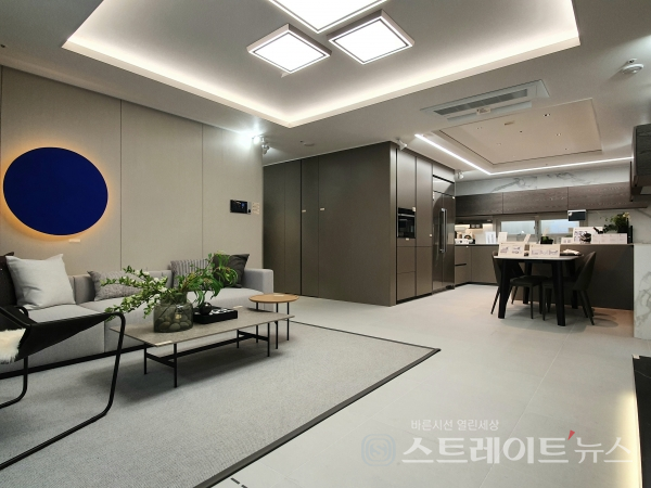 ◇'힐스테이트 동인' 견본주택 내 84㎡A형 유니트(모델룸) 내 거실 및 주방/식당. (사진=이준혁 기자)