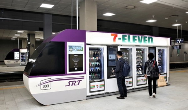 SR은 코로나19 대응 비대면 서비스 확대와 차별화된 랜드마크 조성을 위해 수서역 승강장에 SRT 고속열차를 형상화한 자판기형 무인편의점을 도입했다.(사진=SR)