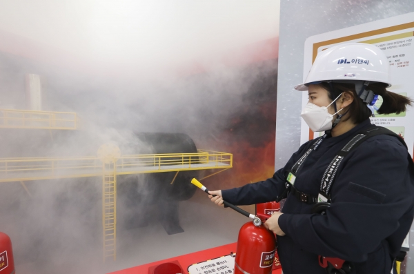 DL이앤씨 안전체험학교에 설치된 화재진압 체험 교육