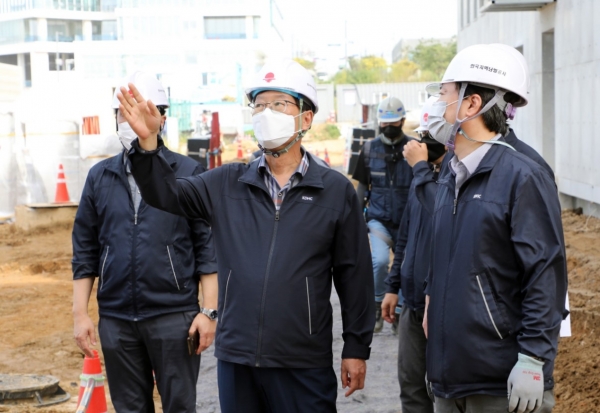 한국지역난방공사는 추석 연휴를 맞아 집단에너지 시설의 재난·안전사고 예방을 위해 지난 6일부터 오는 17일까지 경영진 주관 현장 안전 점검을 시행 중 이라고 15일 밝혔다.