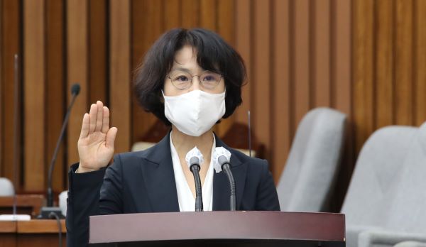 ▲오경미 대법관 후보자가 지난 15일 국회에서 열린 인사청문회에서 선서하고 있다.(사진=연합뉴스)