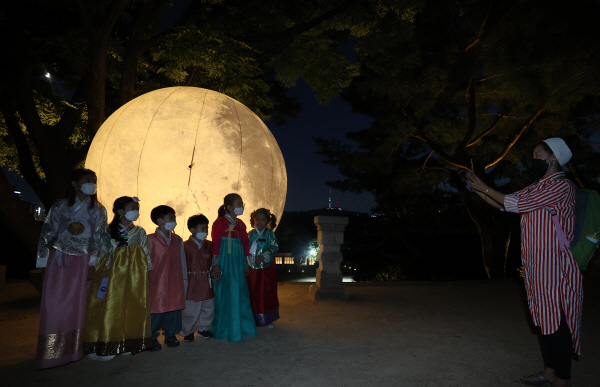 지난 17일 오후 서울 종로구 창경궁 풍기대 주변에 대형 보름달 모형이 설치돼있다. 연합뉴스