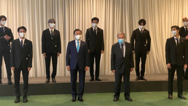 UN 제2차 SDG모멘트 행사 개회식에 앞서 기념촬영에 나선 문재인 대통령(가운데)과 BTS멤버들(제공=연합뉴스)