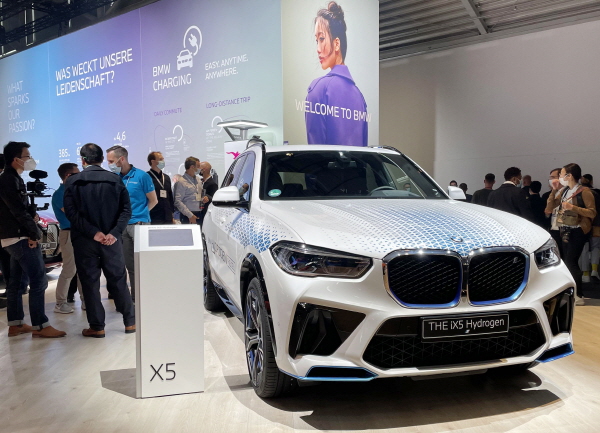 BMW는 지난 7일(현지시간) 개막한 독일 IAA모빌리티에서 수소전기차 iX하이드로겐을 선보였다. 연합뉴스