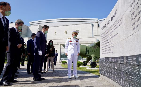 ▲문재인 대통령이 국군의 날인 1일 오전 경북 포항 해병대1사단 부대 내 마린온(MUH-1) 순직자 위령탑을 찾아 유가족과 함께 추모벽을 돌아보고 있다.(사진=연합뉴스)