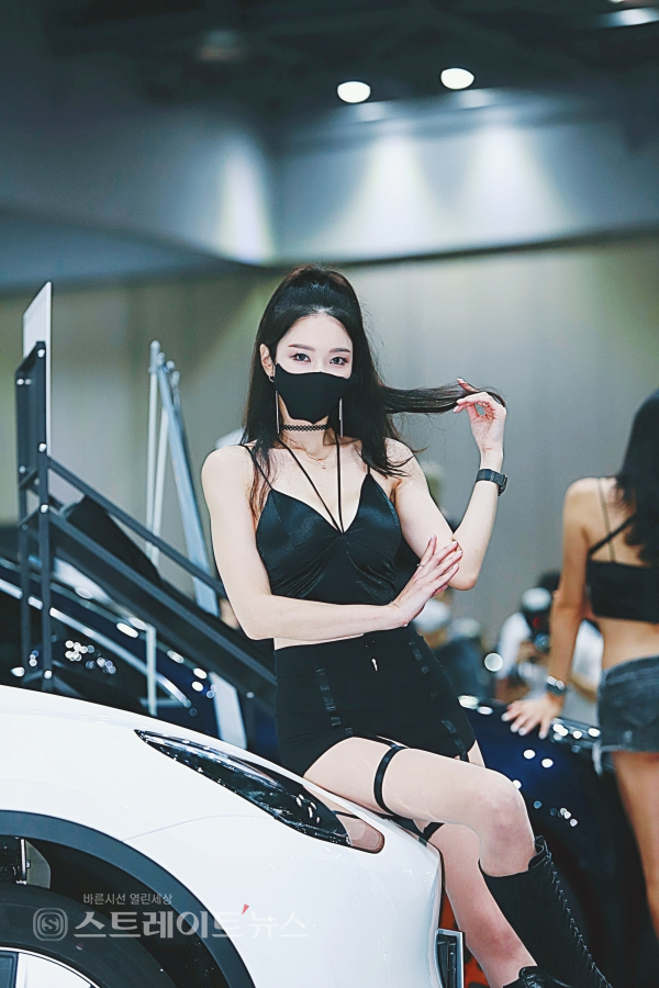 ▲ 레이싱모델 유리안이 탑엔코리아 부스에서 멋진 포즈를 취하고 있다. (2021 오토살롱위크) / 양용은 기자 taeji1368@naver.com