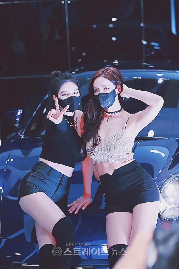 ▲ 레이싱모델 소이, 제바가 글로스브로 부스에서 멋진 포즈를 취하고 있다. (2021 오토살롱위크) / 양용은 기자 taeji1368@naver.com