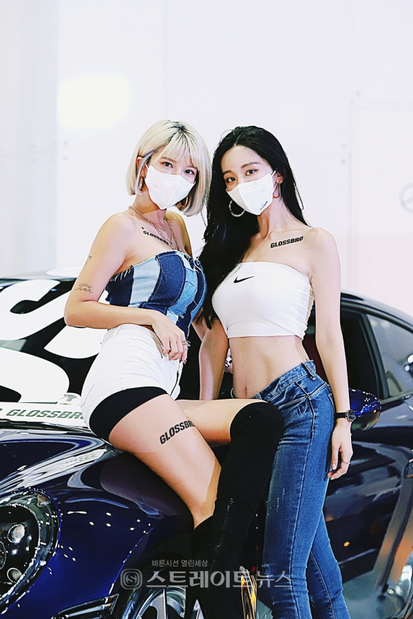 ▲ 레이싱모델 맹나현, 김미진이 글로스브로 부스에서 멋진 포즈를 취하고 있다. (2021 오토살롱위크) / 양용은 기자 taeji1368@naver.com