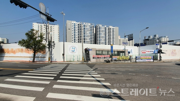 ◇숭의역과 '힐스테이트 숭의역' 공사현장. 능안삼거리에서 방위상 남서→북동 구도로 촬영했다. 사진 내 펜스 후면이 공사현장이며 사진에 보이는 숭의역 출구는 4번출구다. (사진=이준혁 기자)