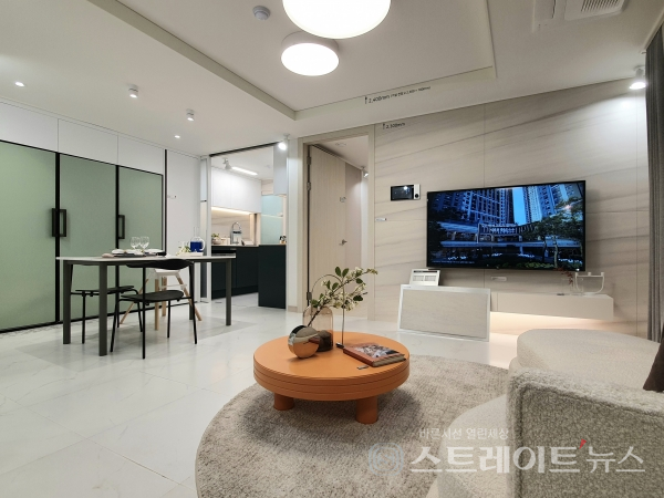 ◇'힐스테이트 숭의역' 홍보관 내 59㎡형 실1 및 주방/식당 모습. (사진=이준혁 기자)