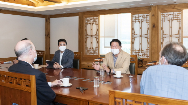 최태원 SK그룹 회장(오른쪽 두번째)이 6일 서울 종로구 SK서린빌딩에서 플러그파워 앤드류 J. 마시 CEO를 만나 수소 생태계 구축 등 협력 방안을 논의하고 있다. SK그룹 제공
