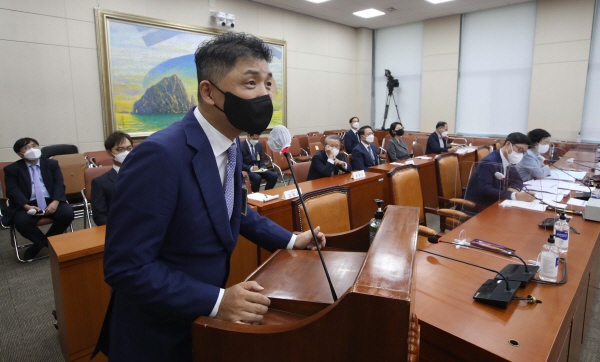 김범수 카카오 이사회 의장이 5일 서울 여의도 국회에서 열린 국회 정무위원회 국정감사에 증인으로 출석해 발언하고 있다. 연합뉴스