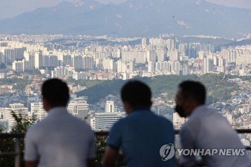 사진=연합뉴스'내집은 어디...' 시민들이 서울시내 아파트를 바라보고 있다.