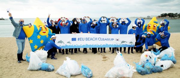 홍인성 인천 중구청장은 지난 18일 주한 유럽연합(EU) 회원국 대사들과 함께 을왕리해수욕장에서 해양쓰레기 정화활동(Beach Clean-up)을 했다.