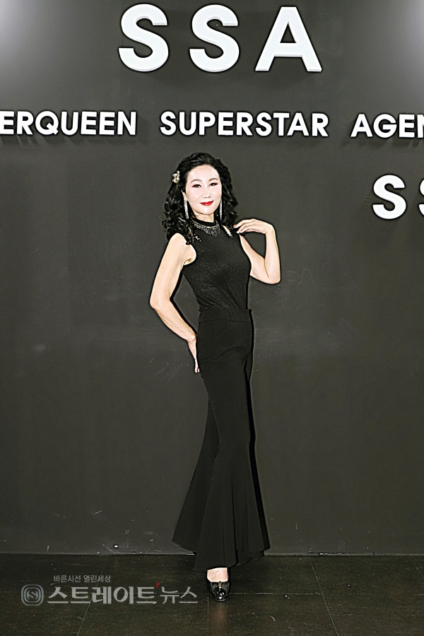 ▲ SSA(Superqueen Superstar Agency) 오픈식 패션쇼에 참석한 시니어 모델 김환희가 패션쇼를 마치고 단독 포토타임을 가졌다. / 양용은 기자 taeji1368@naver.com
