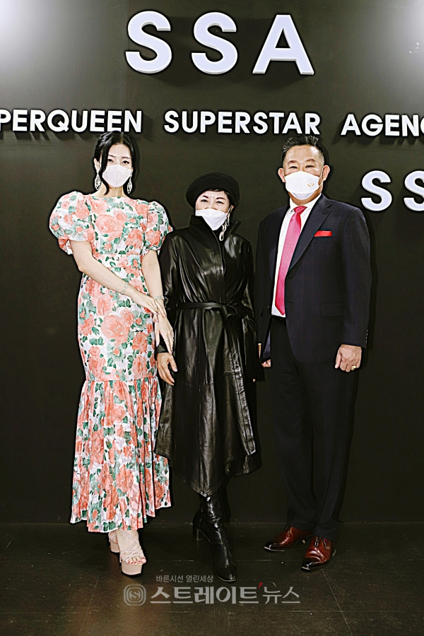▲ 슈퍼퀸 슈퍼스타 에이전시(SSA) 오픈식 패션쇼에서 김인배 회장과 패션쇼 참가자들이 포토타임을 가졌다. / 양용은 기자 taeji1368@naver.com