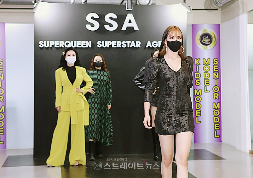 ▲ 슈퍼퀸 슈퍼스타 에이전시(SSA) 오픈식 패션쇼에서 슈퍼퀸 출신 모델 딜라보가 멋진 런웨이를 선보이고 있다. / 양용은 기자 taeji1368@naver.com