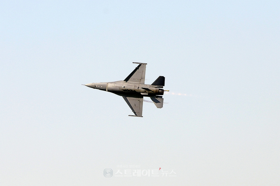 ▲ ‘서울 국제 항공우주 및 방위산업 전시회(서울 ADEX 2021)’ 美 F-16 전투기 / 양용은 기자 taeji1368@naver.com