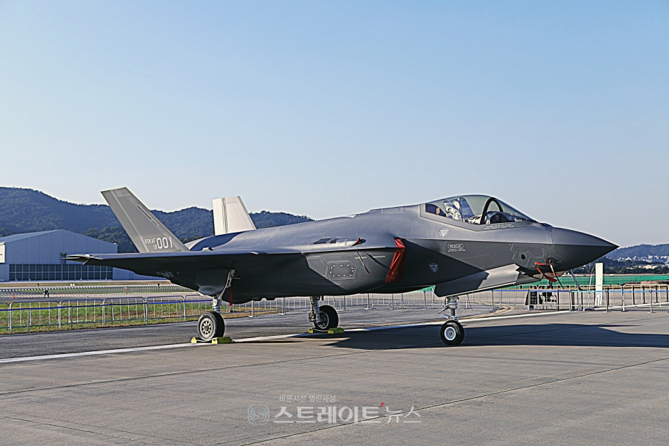 ▲ ‘서울 국제 항공우주 및 방위산업 전시회(서울 ADEX 2021)’ 야외 전시장에 전시된 F-35A Freedom Knight / 양용은 기자 taeji1368@naver.com