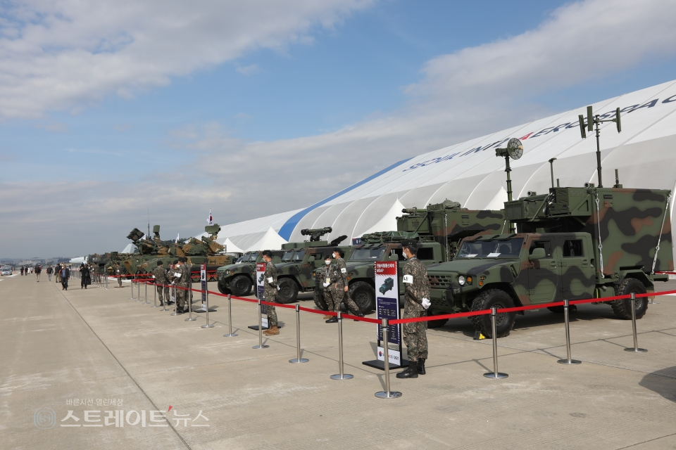 ▲ ‘서울 국제 항공우주 및 방위산업 전시회(서울 ADEX 2021)’에 전시된 지상장비의 모습 / 사진제공= 서울 ADEX 공동운영본부