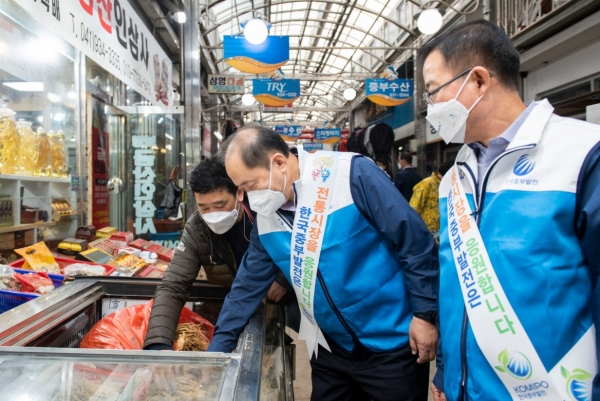 26일 한국중부발전이 지역 소상공인 지원을 위한 보령전통시장에서 “착한소비를 위한 시장 장보기 캠페인”을 전개했다. (사진=한국중부발전)